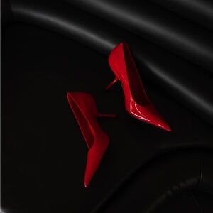Red pump with designed heels